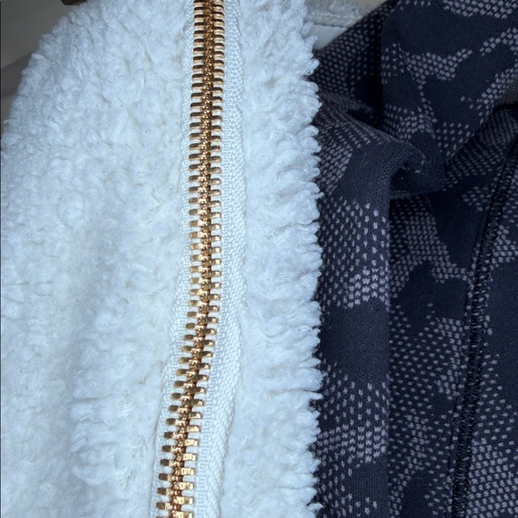 Lululemon EUC cream Crossbody bag with lots of storage. Clean in and out. - Picture 3 of 8